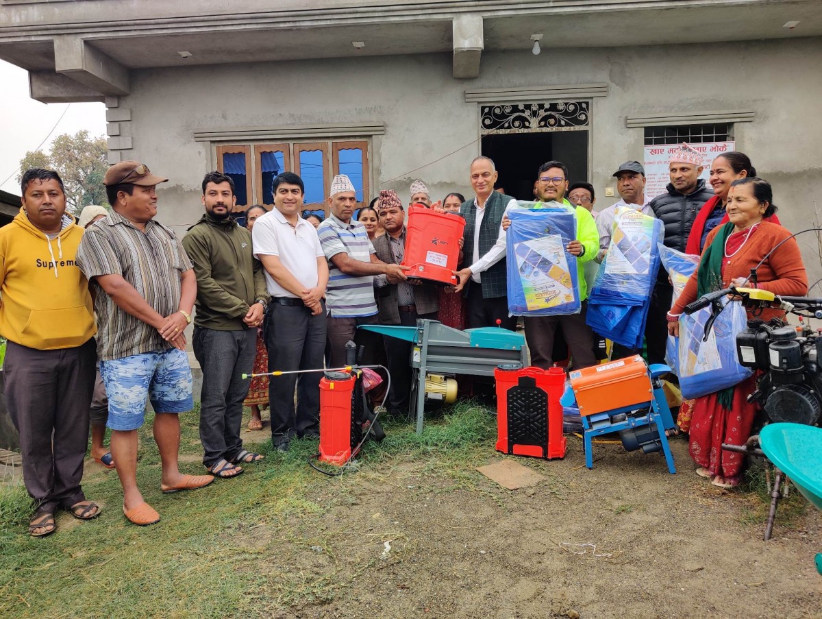 मकै खेती गर्ने किसानलाई बुटवलले दियो कृषि सामग्री