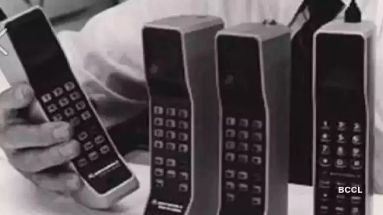 विश्वको पहिलो मोबाइल : १.१ केजी तौल, चार्ज हुन १० घण्टा