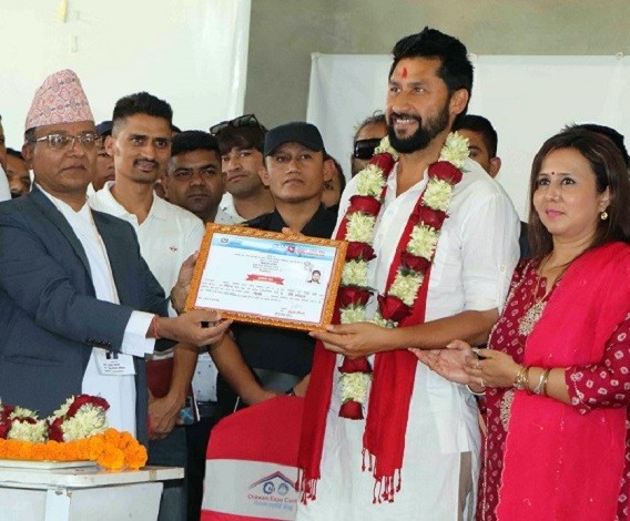 चितवन–२ : निर्वाचित प्रतिनिधि सभा सदस्य रबि लामिछानेलाई प्रमाणपत्र