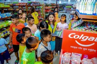 मणि उजेशद्वारा असहाय बालबालिकालाई सपिङ्ग र खाना सहयोग