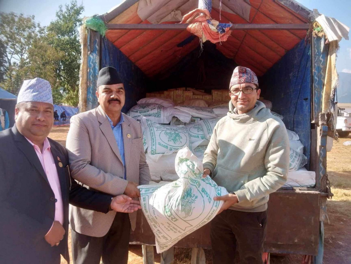 रुपन्देहीका सांसद घिमिरे र गैडहवाका अध्यक्ष पौडेल राहत लिएर जाजरकोट