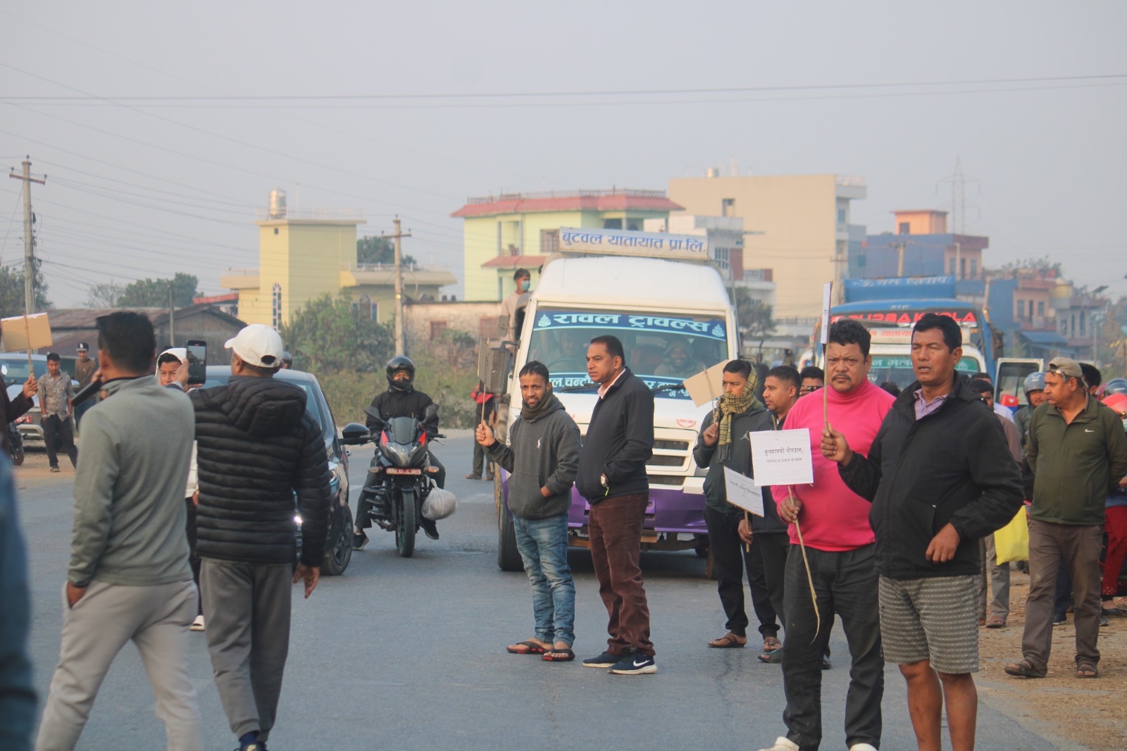 कुलमान घिसिङ्गलाई हटाउन लागेको बिरोधमा बुटवलमा चक्काजाम