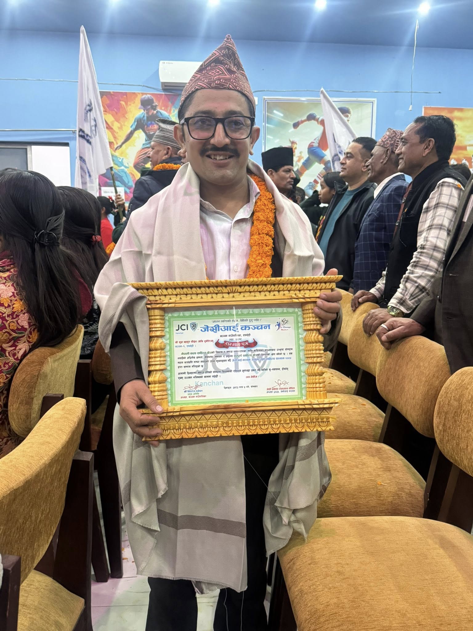 युवा गजलकार धुवाँले युवा साहित्यकारबाट सम्मानित