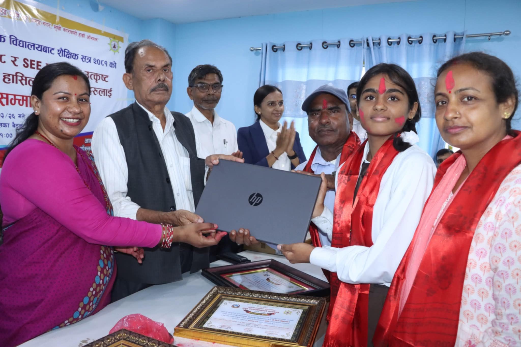 लुम्बिनी सांस्कृति नगरपालिकाले गर्यो उत्कृष्ट विद्यार्थीलाई ल्यापटप र साईकल दिएर सम्मान