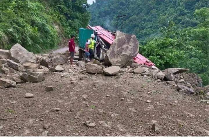 पाल्पाको शिद्धबाबामा गुडिरहेको जीपमा ढुङ्गा खस्दा तिनजना घाईते