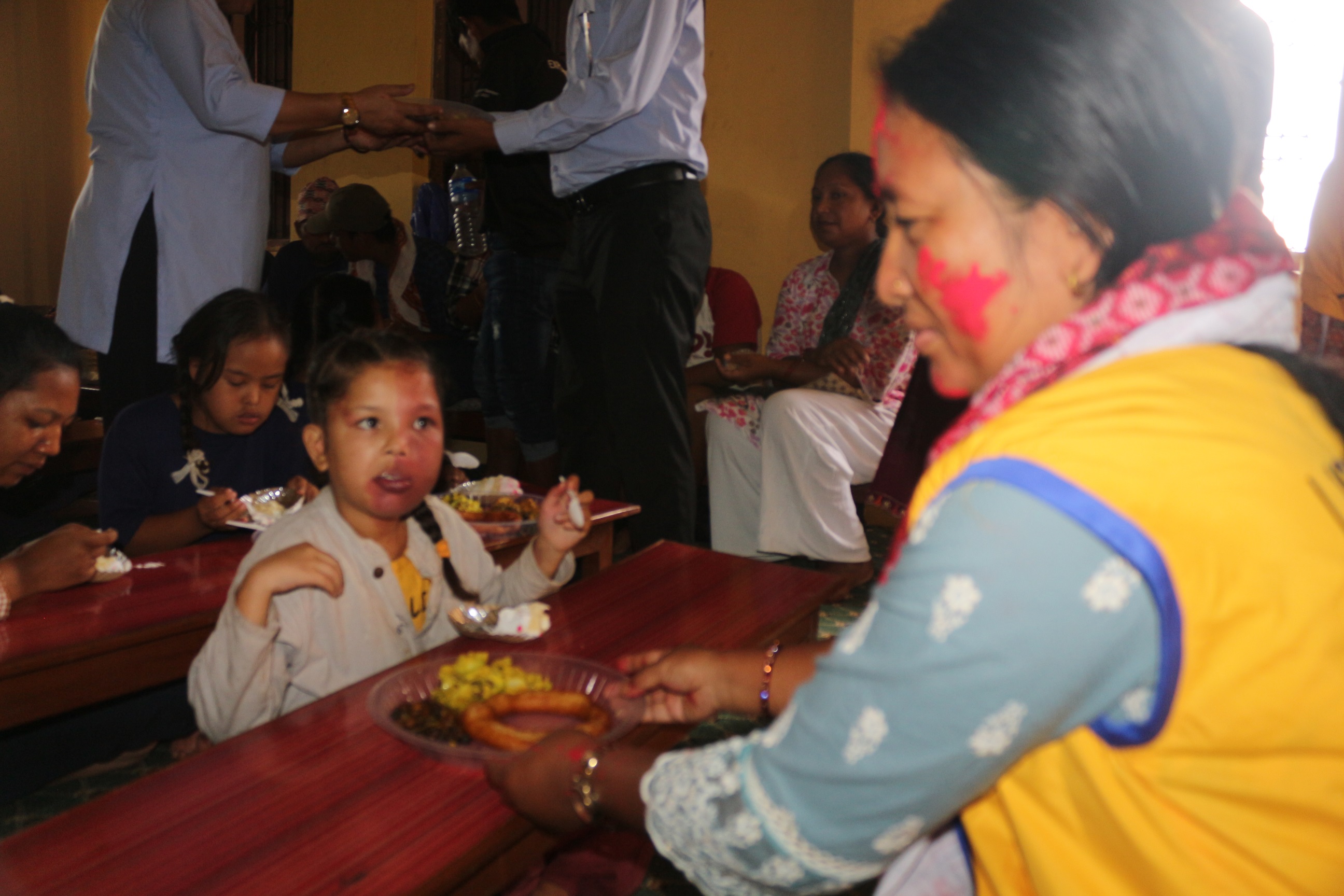 कञ्चनकी चेलिका भूजेलले आफ्नो जन्म दिनमा सुस्त मनस्थिति भएका बिद्यार्थीहरुलाई खाना खुुवाए