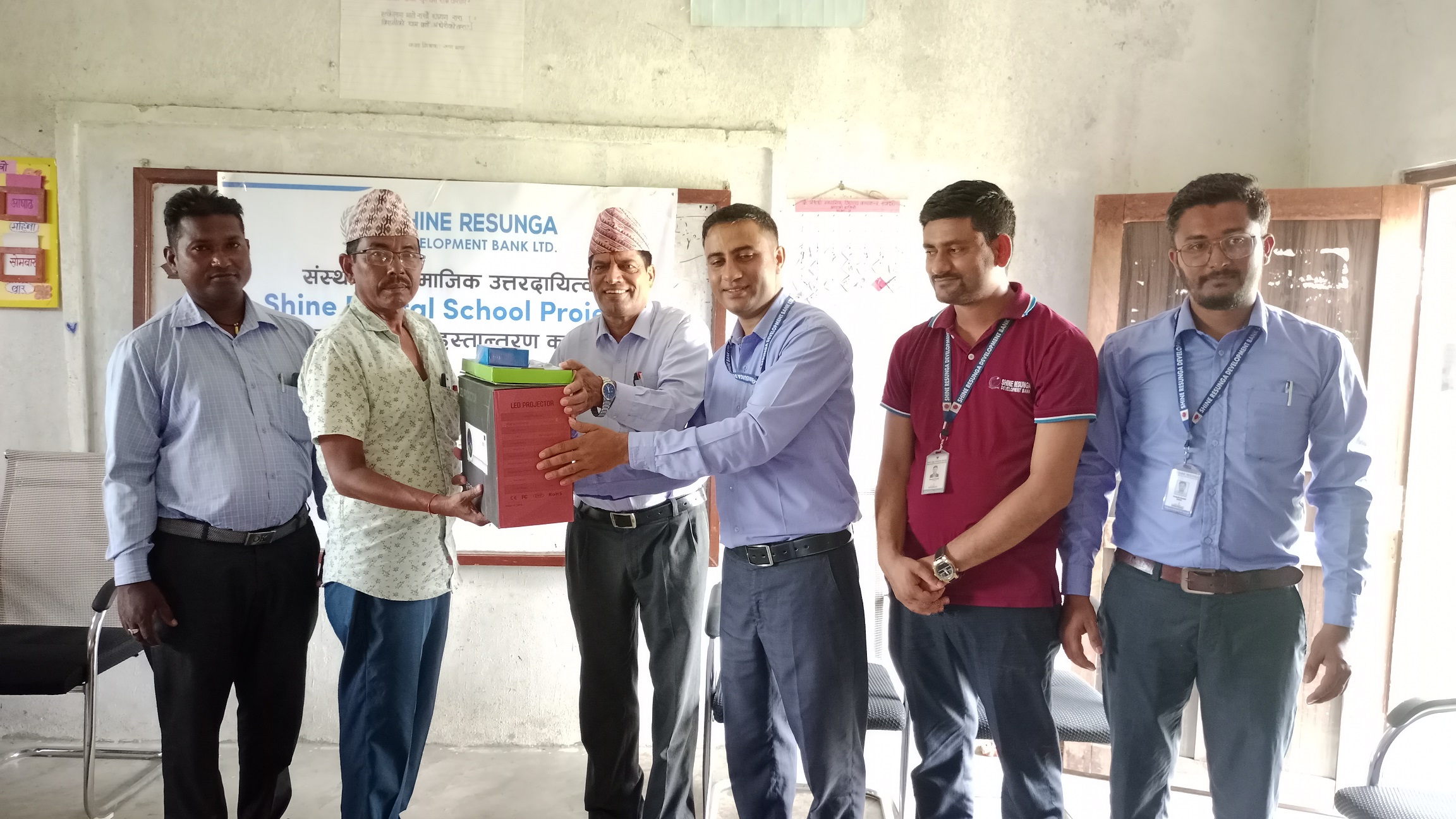 शाइन रेसुङ्गाद्वारा कञ्चनको भैसाही माबिलाई डिजिटल उपकरण प्रदान