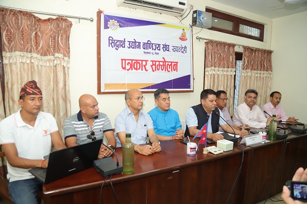 उत्पादनहरुमा अनिवार्य एम.आर.पी. सहितको लेवल लगाउनु पर्ने सरकारको निर्णयको उद्योगीहरुद्वारा बिरोध