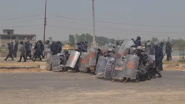 जनकपुरधाममा प्रहरी र स्थानीयबीच झडप, दर्जनौं राउण्ड अश्रुग्यास प्रहार