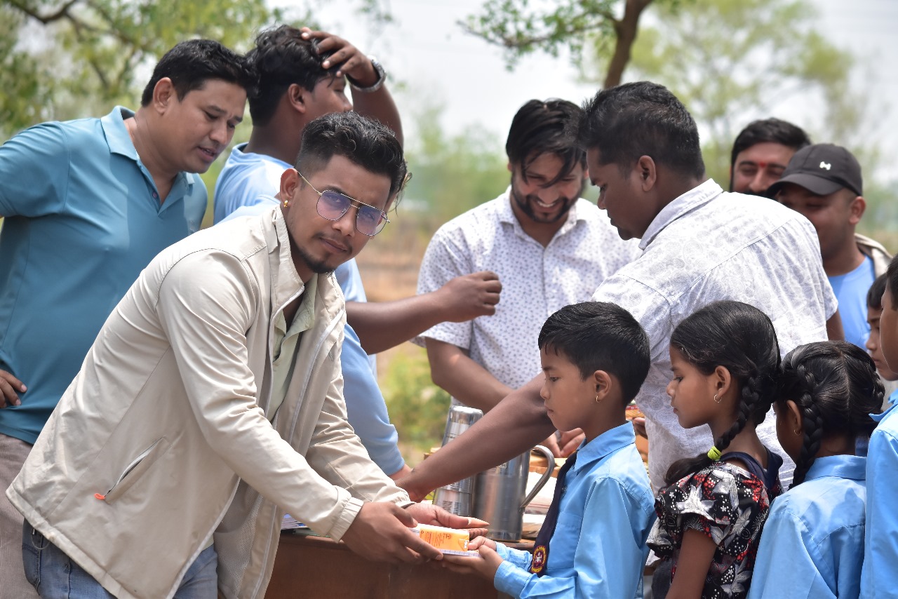 राष्ट्रिय युवा सङ्घको ३५ औँ स्थापना दिवसको अवसरमा शैक्षिक सामग्री वितरण