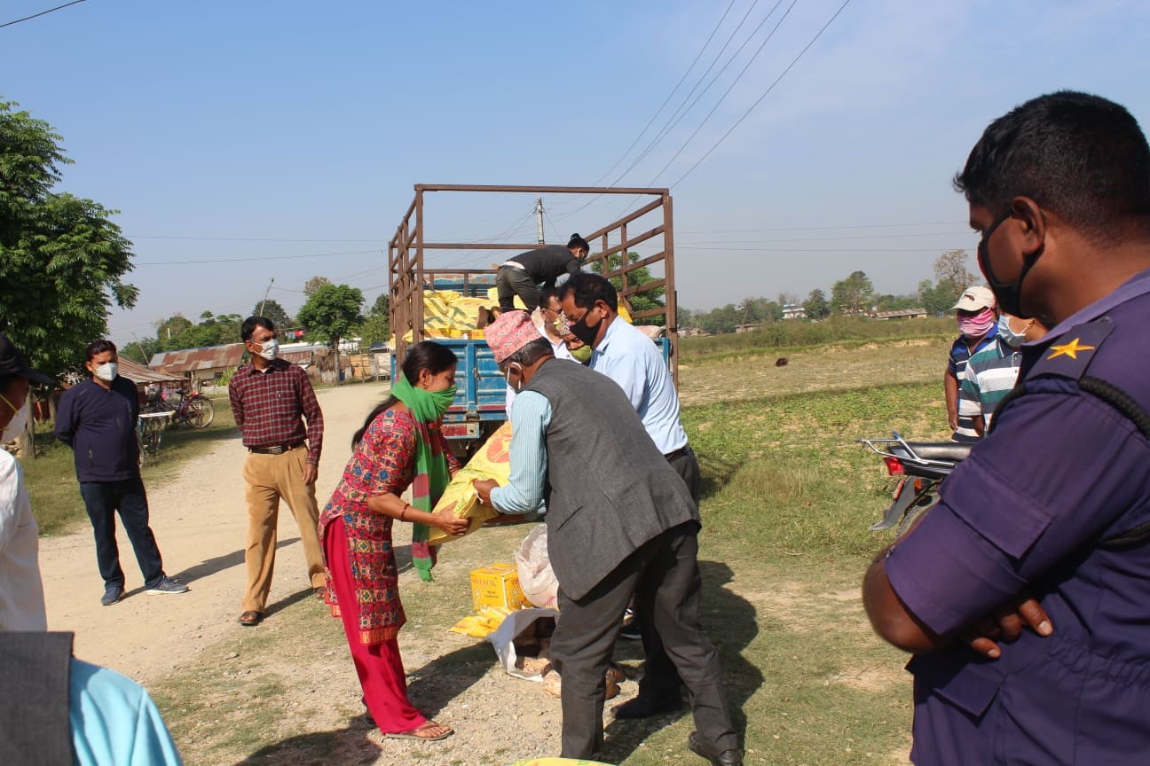 कञ्चन गाउपालिकामा राहत बितरण,१ हजार बिपन्न घरपरिवारले आहातमा राहतको महसुस