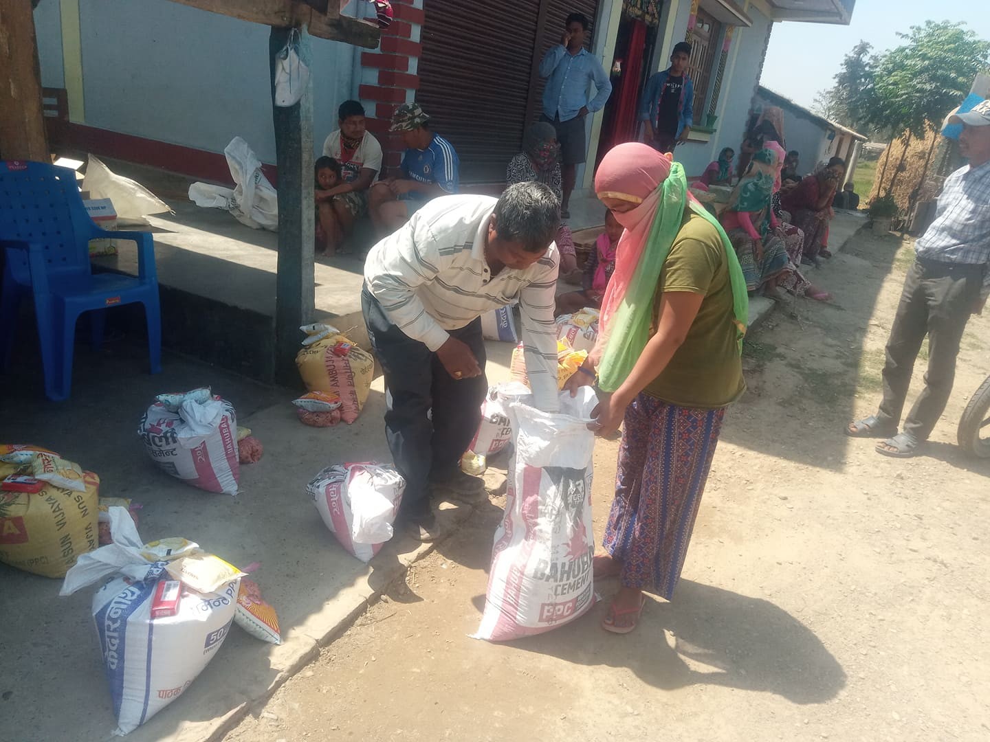 समाजसेबी बुद्धीराम बेलदारले बिपन्न परिवारलाई आफ्नै खर्चमा राहत बितरण