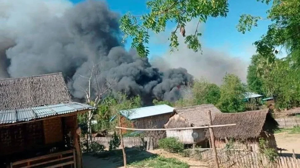म्यानमारमा सेना र स्थानीय गुरिल्लाको दोहोरो झडप, दुईको मृत्यु, पुरै गाउँ जलेर ध्वस्त