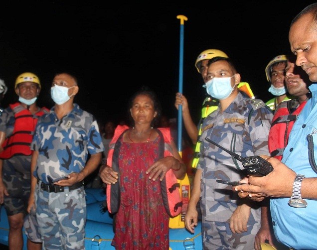 राप्तीको भेलमा बगेकी महिलाको सकुशल उद्धार