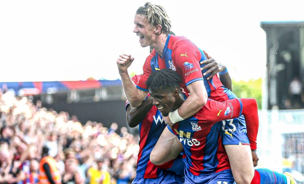 टोटेनहम प्यालेसको मैदानमा स्तब्ध