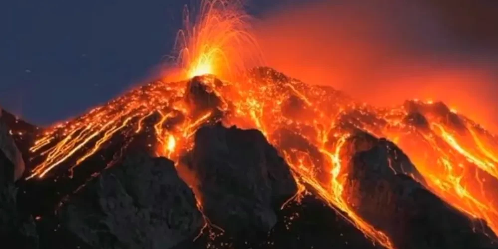स्पेनमा ज्वालामुखी, लाभा आन्ध्र महासागरमा पुग्यो, विस्फोट र विषालु ग्यासको खतरा