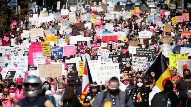 गर्भपतन अधिकार माग गर्दै अमेरिकामा हजारौं महिलाद्वारा प्रदर्शन