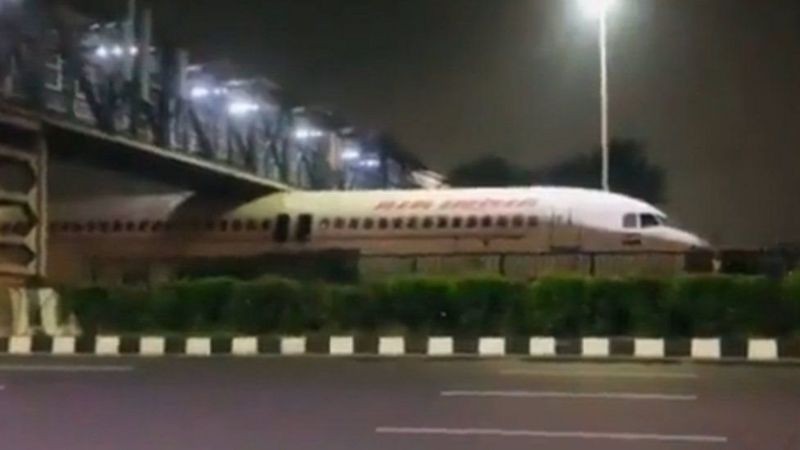 दिल्लीमा आकाशे पुलमूनि अड्कियो जहाज, भिडिओ भयो भाइरल !