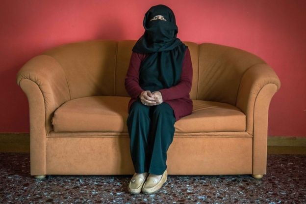 अफगानि महिला न्यायाधीशले मरुभूमिमा १० घण्टा भन्दा बढी निद्रा बिना यात्रा गरेर जोगाइन् ज्यान