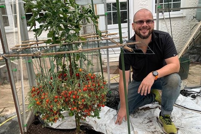 एक पुरुषले तोडे रेकर्ड, एउटै बोटमा फलाए एक हजार २६९ गोलभेँडा