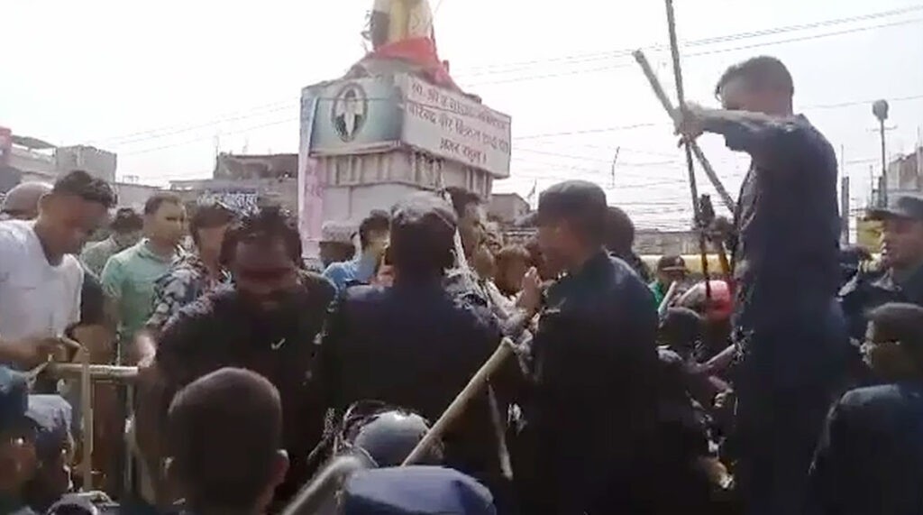 पूर्वराजा वीरेन्द्र शाहको शालिक राख्ने क्रममा झपड : ९ प्रहरी घाइते