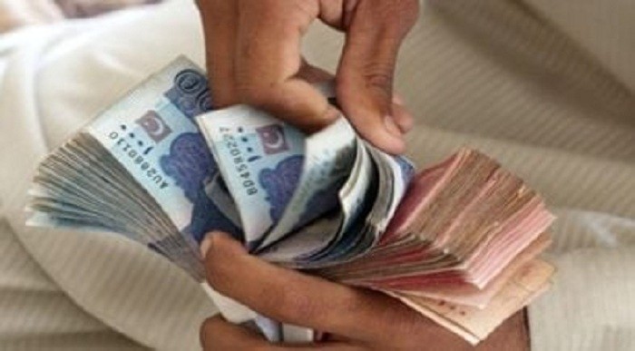 डलरसँग भारतीय रुपैयाँ अहिलेसम्मकै कमजोर, विदेशी मुद्राको सञ्चिति पनि घट्यो