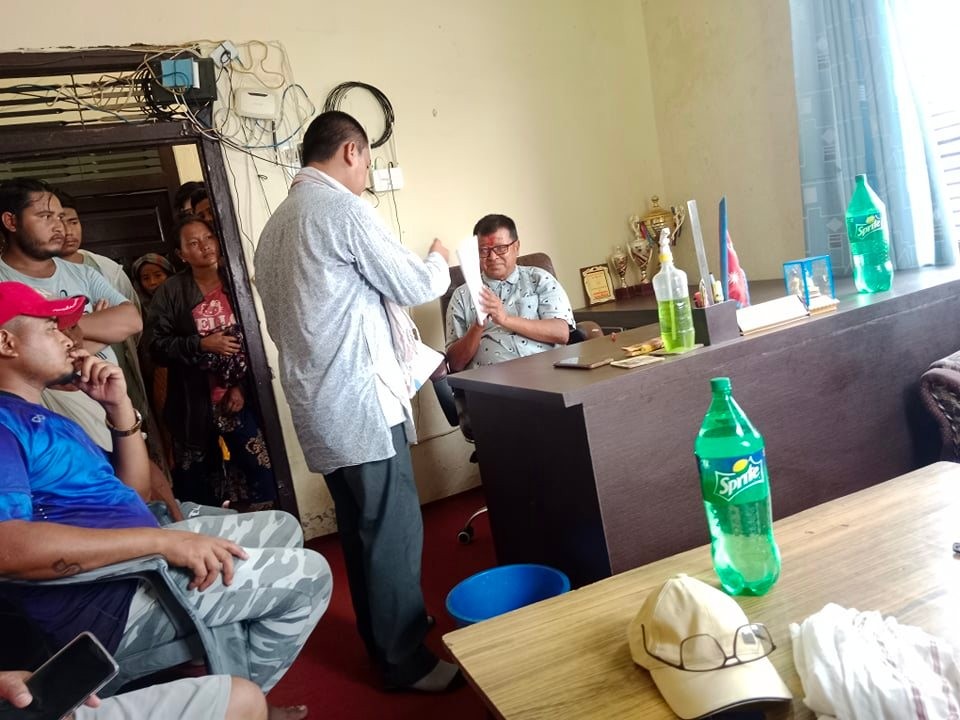 सिद्धार्थटोलद्वारा टोल बिकासका लागि वडा अध्यक्ष समक्ष बजेट माग पत्र बुझायो