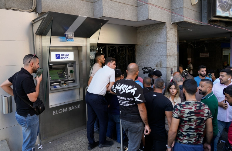 एकपछि अर्को बैंक ‘लुटिए’पछि लेबनानका सबै बैंकहरू अनिश्चितकालका लागि बन्द