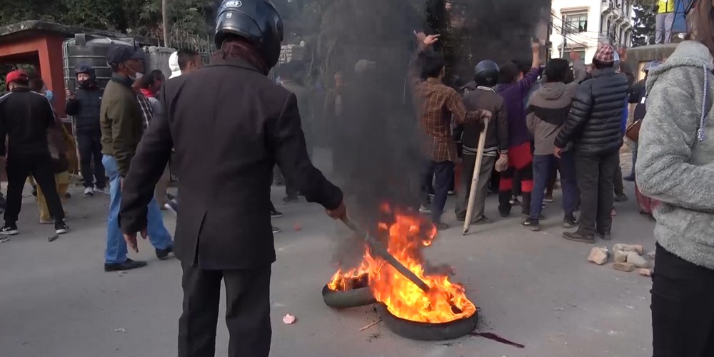 थापाथलीमा सुकुम्बासी र नगरप्रहरीबीच झडप हुँदा १४ जना घाइते