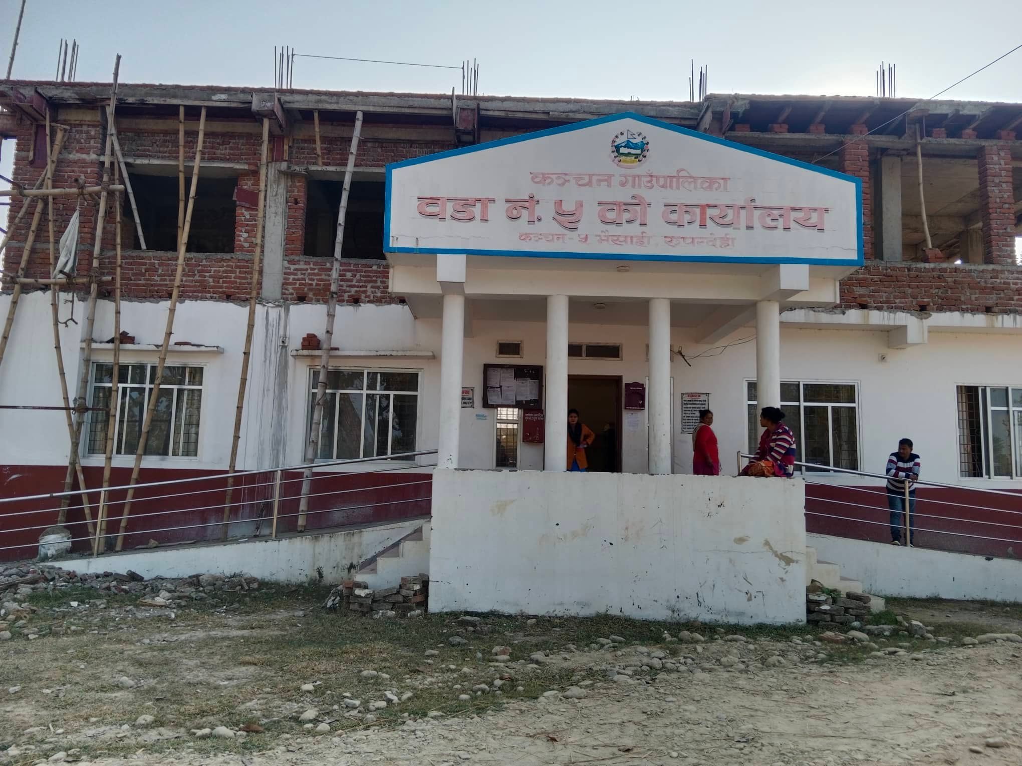 कञ्चन गाउपालिका वडा नं. ५ को कार्यलयमा अज्ञात समूहद्वारा तोडफोड, अनुसन्धानका लागि एक जना प्रहरीकोे नियन्त्रणमा