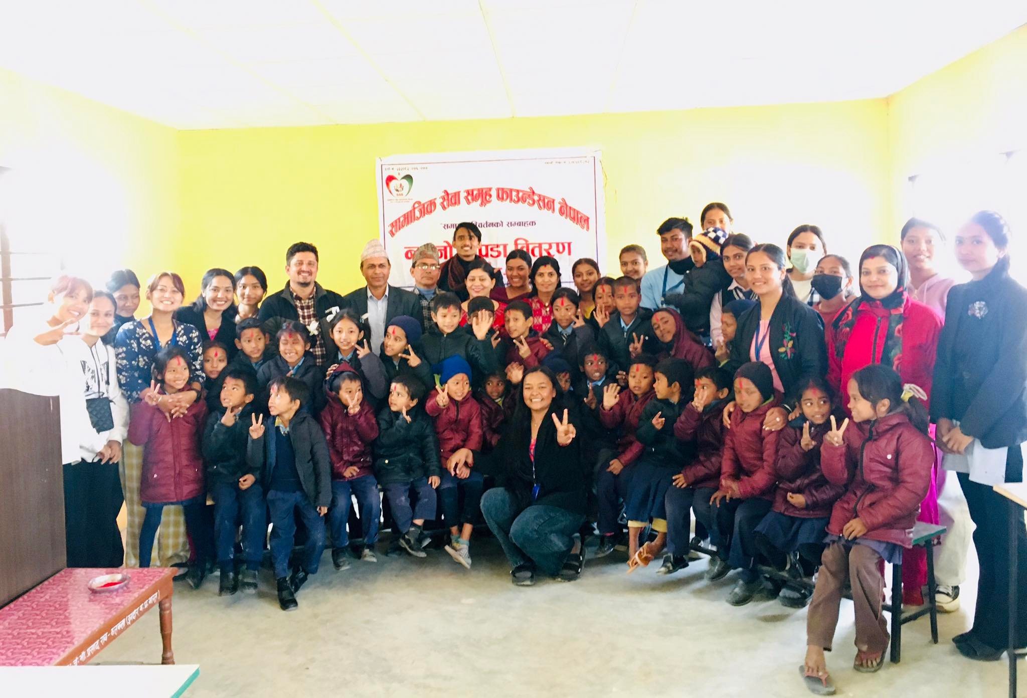 विद्यार्थीहरूलाई सामाजिक सेवा समूह फाउन्डेसन नेपालद्धारा न्यानो कपडा वितरण