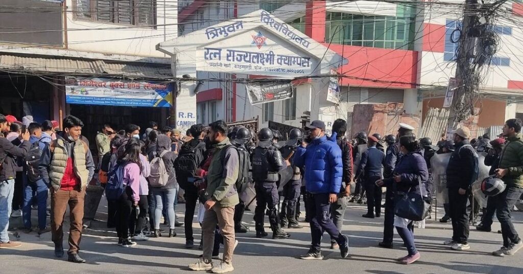 काठमाण्डौंको आरआर क्याम्पसमा विद्यार्थीबीच झडप , ४ जना घाइते