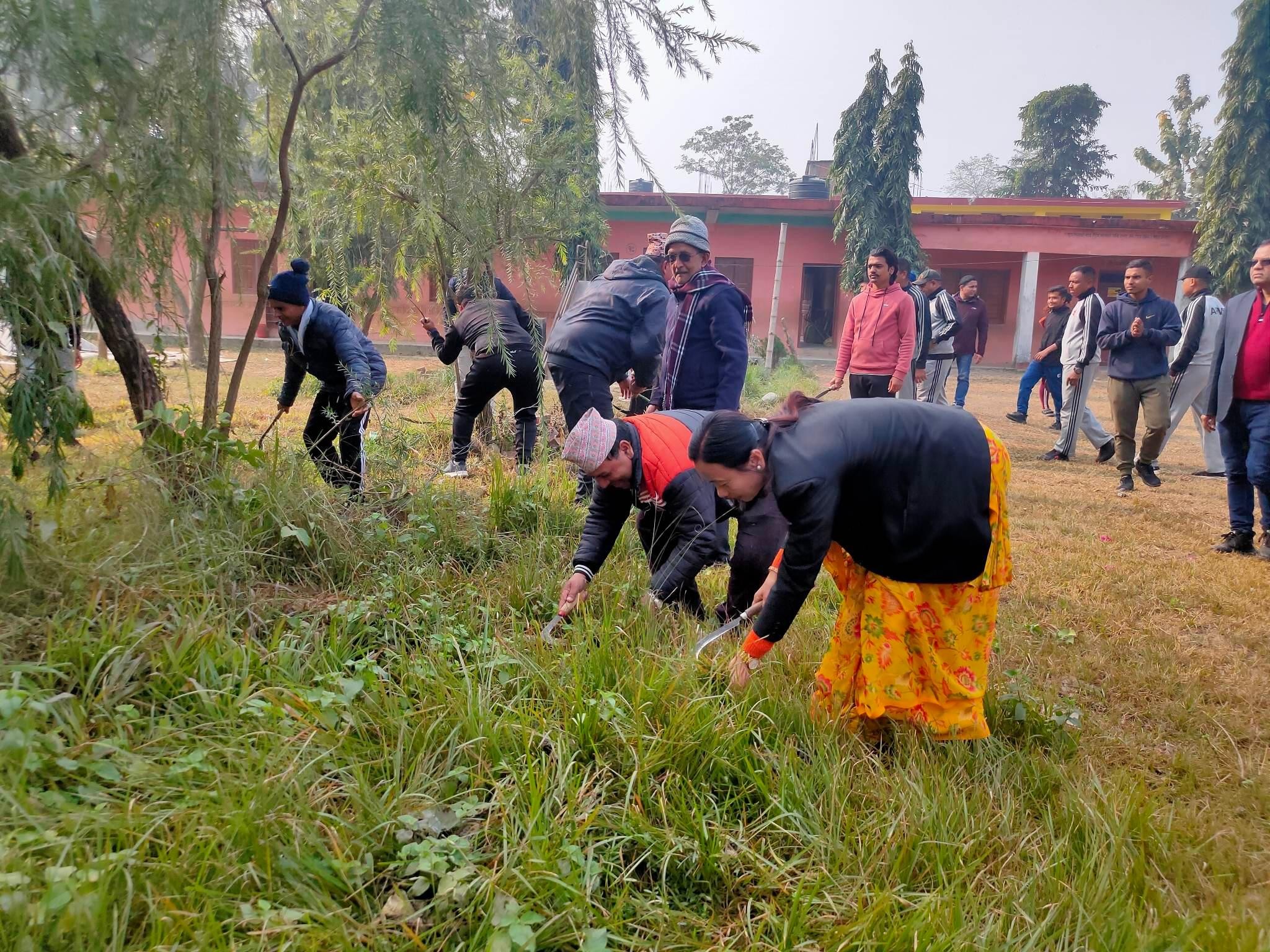 देवदह मा.विद्धारा विद्यालय परिसर सरसफाइ अभियान सुरु