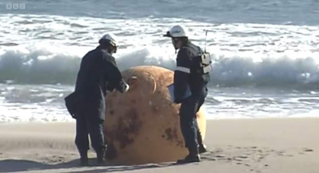 जापानको तटमा भेटिएको ठुलो धातुको बल हटाइयो, तर यो के थियो कसैलाई थाहा छैन !