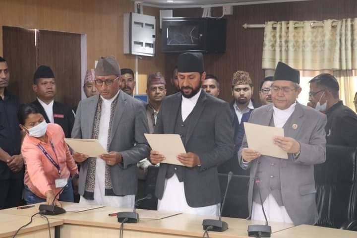 रास्वपाका नवनिर्वाचित सांसदहरु लामिछाने र वाग्लेद्वारा शपथ ग्रहण