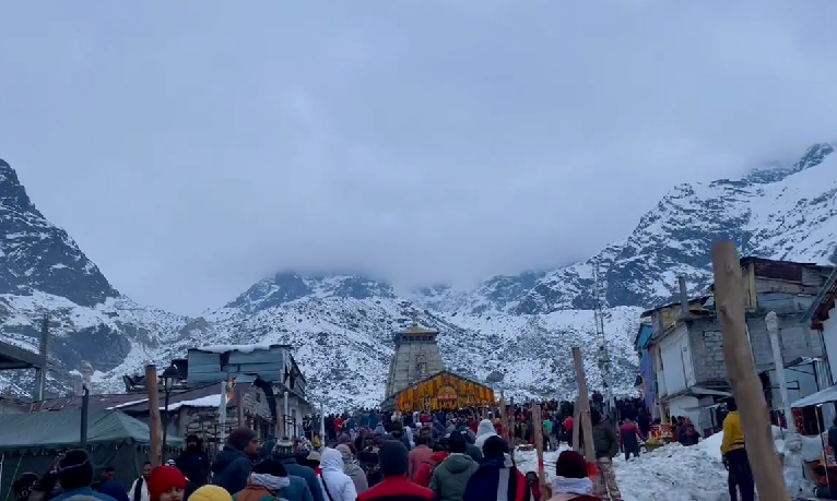 ठूलो हिमपात र वर्षाका कारण चारधाम हिँडेका तीर्थयात्री श्रीनगरमा रोकिए