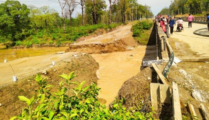 डाइभर्सन बगाएपछि पूर्वपश्चिम राजमार्गमा सवारी आवागमन अवरुद्ध