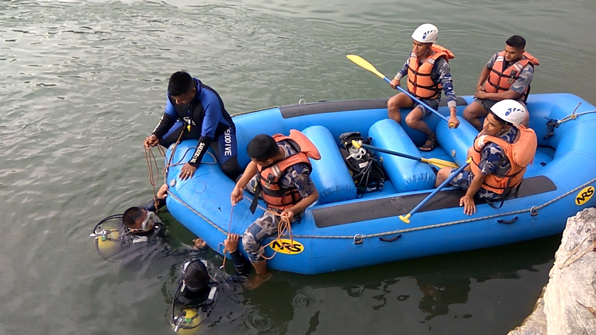 सुनकोशीमा हराएका तीन जना कर्मचारी अझै बेपत्ता