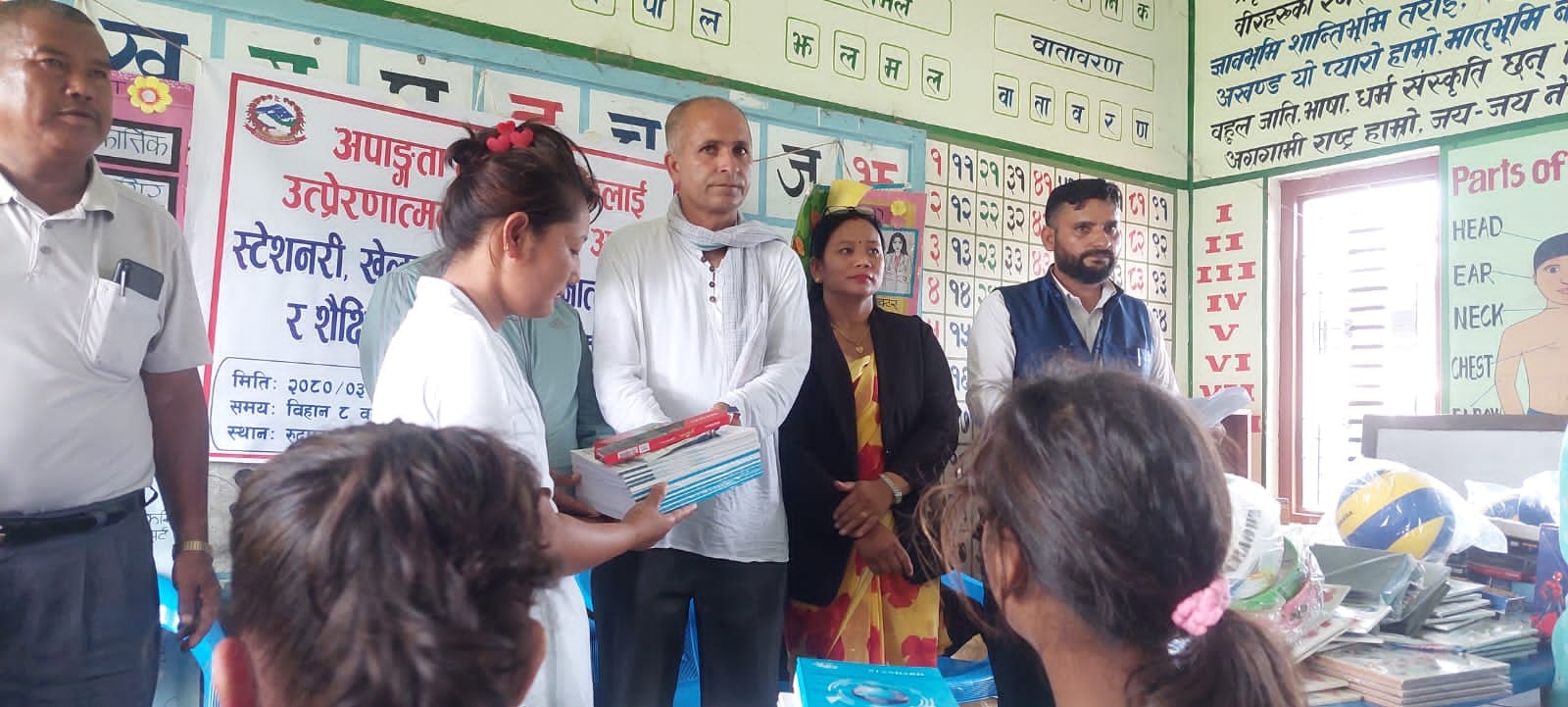 कञ्चन गाउपालिका वडा नं. ४ ले बौद्धिक अपांगता भएकाहरुलाई शैक्षिक सामग्री वितरण