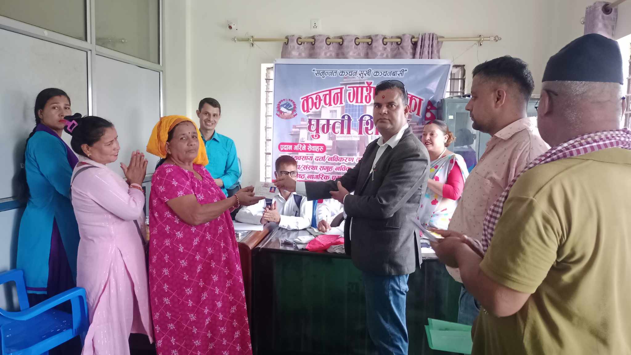 कञ्चनमा संचालित घुम्ति शिविर, वडा नं. ३ का ३३२ जना जेष्ठ नागरिकले पाए परिचय पत्र