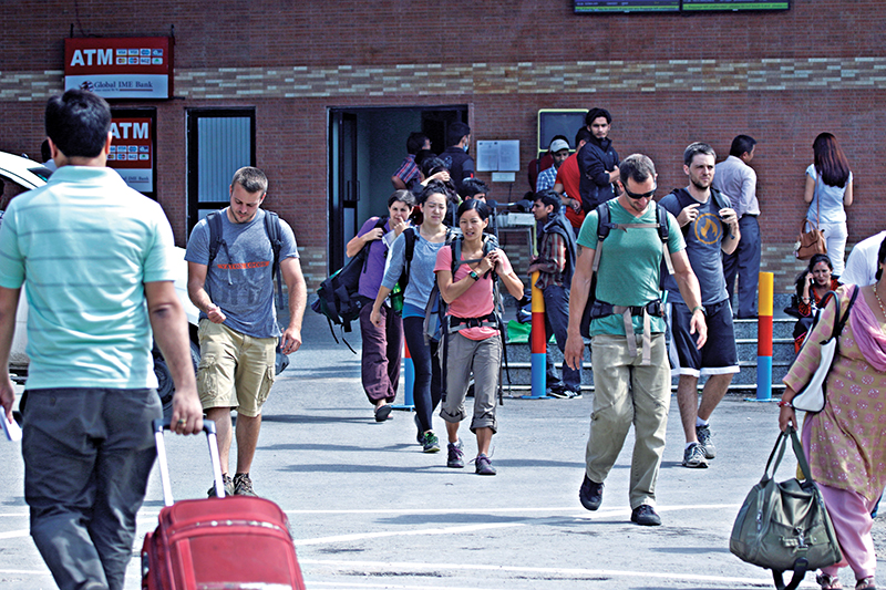 सेवाको नाममा निजी शैक्षिक संस्थाद्धारा व्यापार, के हेर्दैछ सरकार ? 