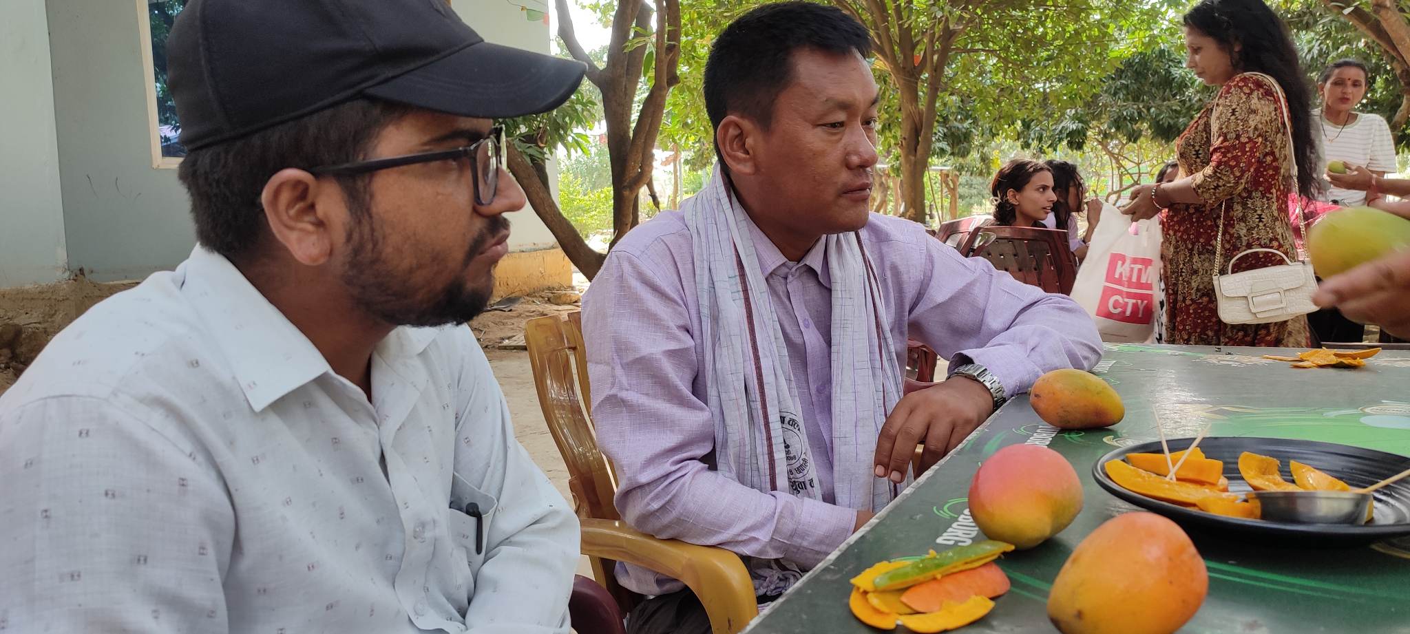 गर्मी छल्न कञ्चनको चापामा अर्गानिक आँप खादै स्वीमिङ्ग गर्दाको मज्ज बेग्लै