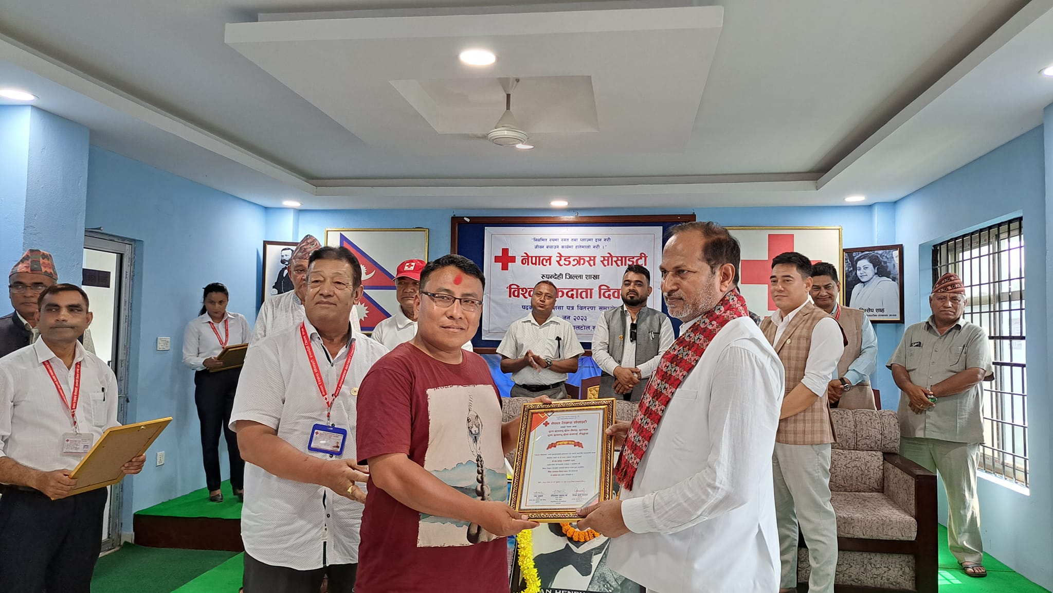 रेडक्रस रुपन्देहीद्वारा स्वर्ण र रजत पदकसहित रक्तदाताहरु सम्मानित