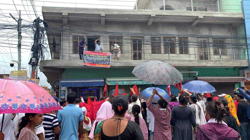 मिटरव्याजी पिडितहरुद्वारा भैरहवाका मिटरब्याजी रमानन्द बानियाँको घर कब्जामा लिए