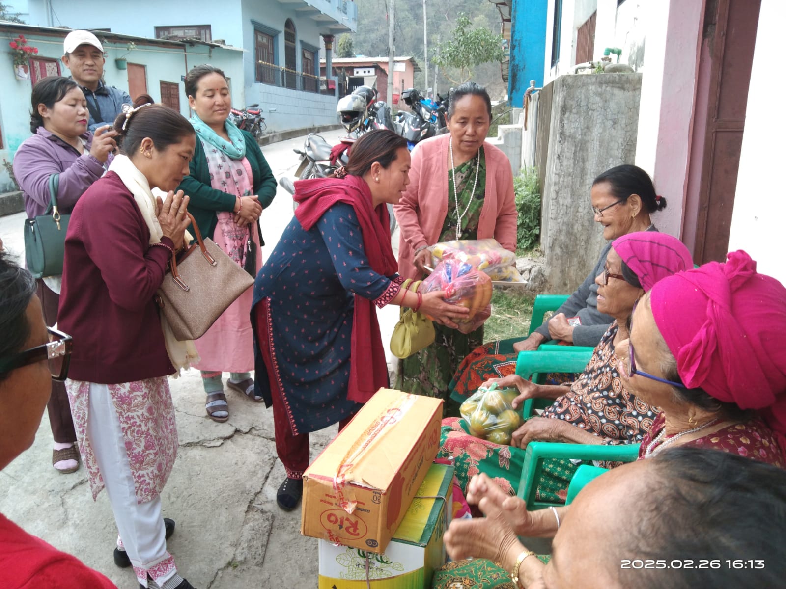 रुपन्देही फोनिजका संस्थापक अध्यक्ष स्व. पाटा मगरको स्मृतिमा कुष्ठरोगबाट प्रभावितहरुलाई फलफुल वितरण