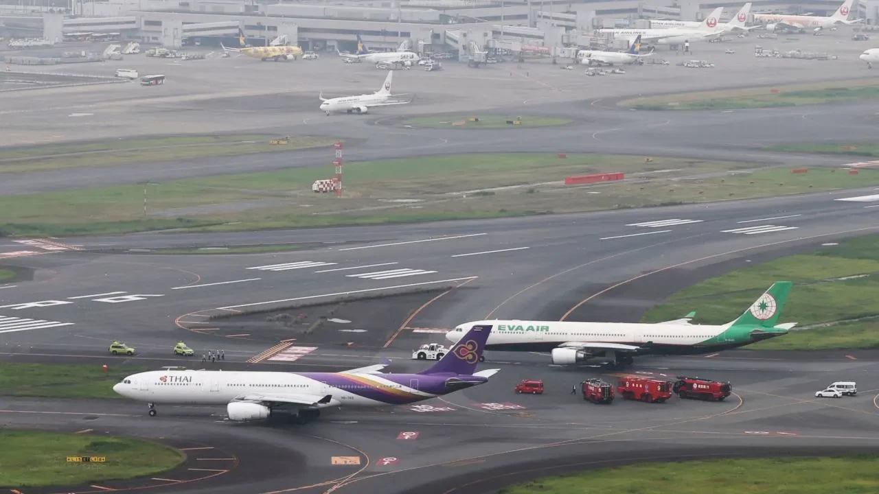  टोकियोको हानेदा विमानस्थलमा दुईवटा विमान एकआपसमा ठोक्किए, एकको पखेटा भाँचियो