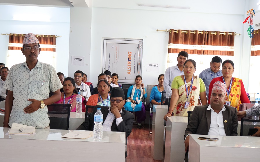 अन्य सभासदहरुले समर्थनको ताली बजाउदा वडा नं. ५ का जनप्रतिनीधि]ले  किन गरे बिरोध