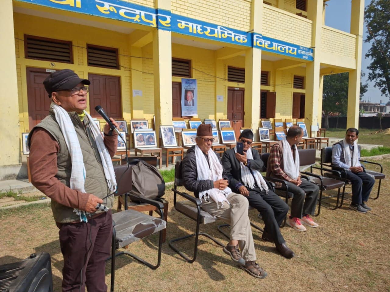 रुद्रपुर माध्यमिक विद्यालयमा टोनी हागनको उहिलेको नेपाल नामक फोटो प्रदर्शनी