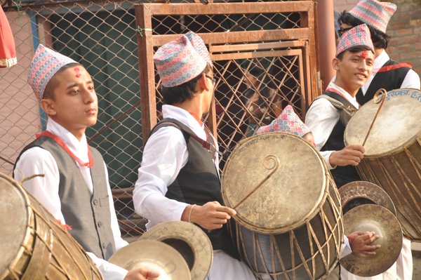 मादलको सुरिलो स्वरले शासक दलको दिमागमा ढ्याङ्ग्रो ठोक्दै