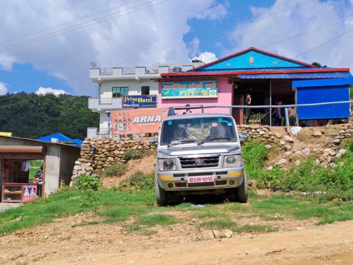 सरकारी गाडीको दुरुपयोग गर्दै मदिरा पार्टीमा सहभागी रुपन्देही जिल्ला शिक्षा समन्वय इकाईका प्रमुख ढकाल प्रहरीको कब्जामा ​